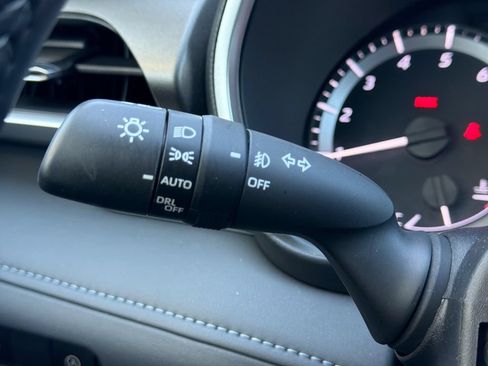 Used 2023 Toyota Highlander XLE FWD image 28