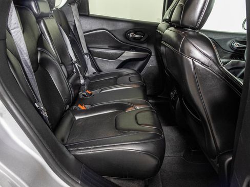 Used 2019 Jeep Cherokee Latitude Plus image 40