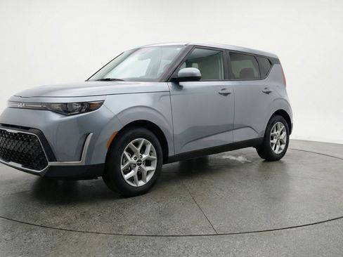 Used 2025 Kia Soul LX w/ LX Technology Package image 3