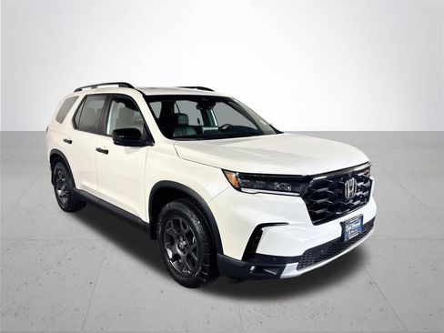 Used 2024 Honda Pilot TrailSport image 4