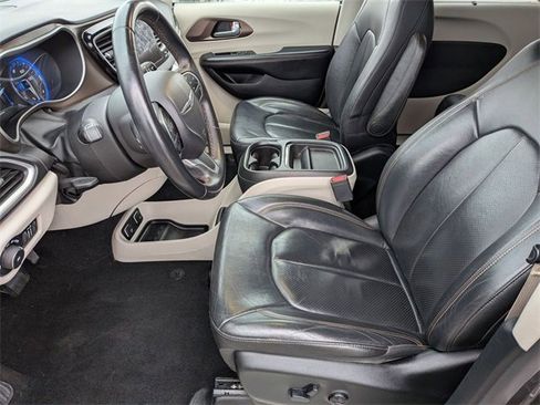 Used 2018 Chrysler Pacifica Touring-L w/ Premium Audio Group image 11