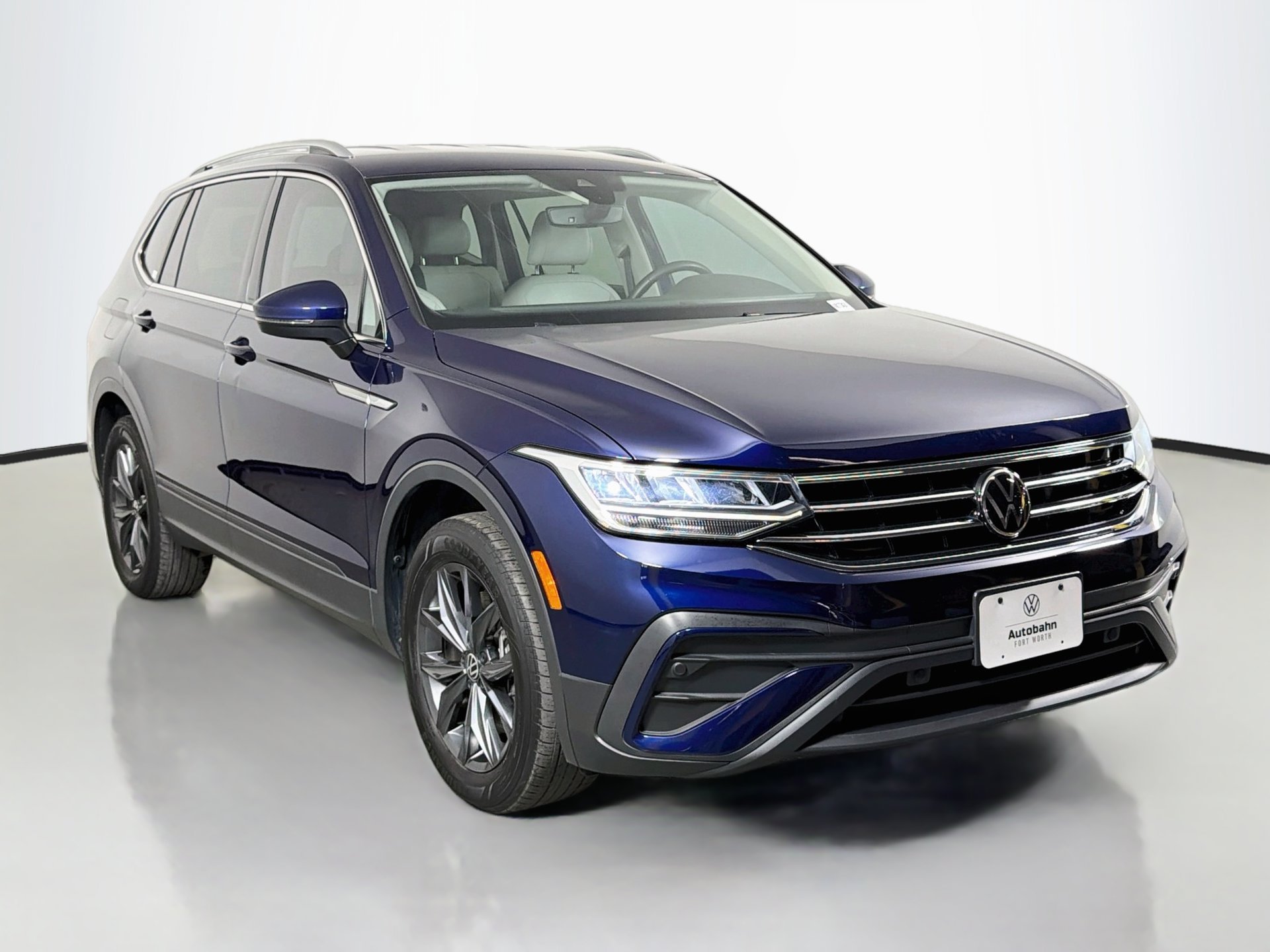 Used 2022 Volkswagen Tiguan SE FWD image 3