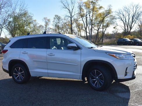 Used 2017 Toyota Highlander XLE image 9