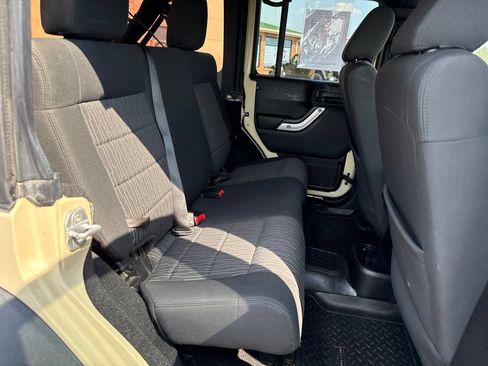 Used 2012 Jeep Wrangler Unlimited Rubicon w/ Connectivity Group AWD/4WD image 13