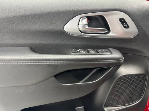 Used 2025 Chrysler Pacifica Limited FWD image 9