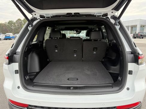 New 2025 Jeep Grand Cherokee Altitude RWD image 23
