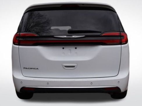 Used 2023 Chrysler Pacifica Touring image 19