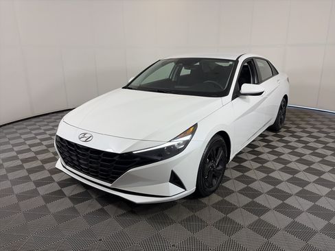Certified 2022 Hyundai Elantra SEL FWD image 2