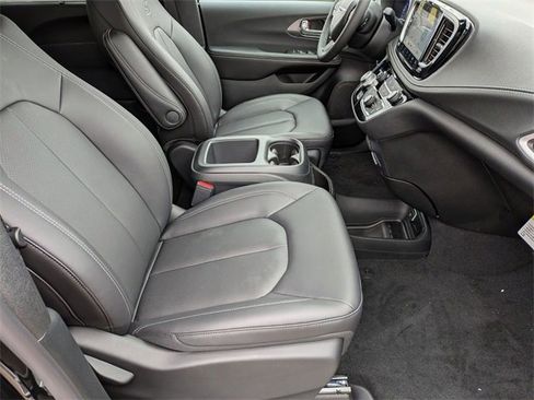 New 2026 Chrysler Pacifica Select w/ S Appearance Package image 30