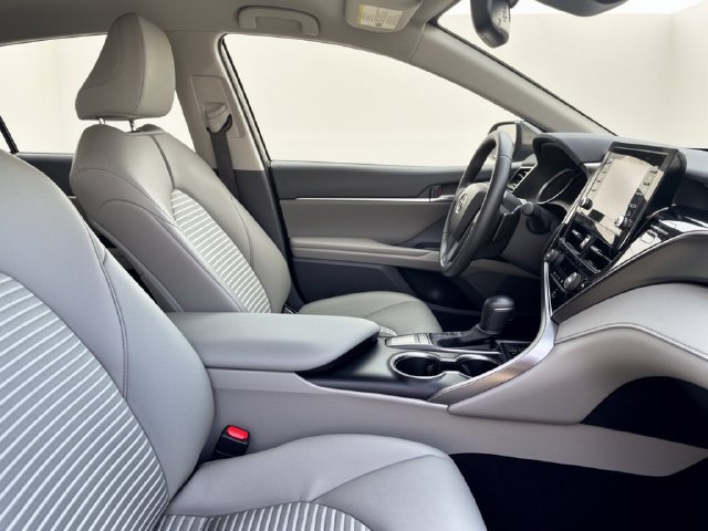 Used 2024 Toyota Camry SE w/ Convenience Package FWD image 31