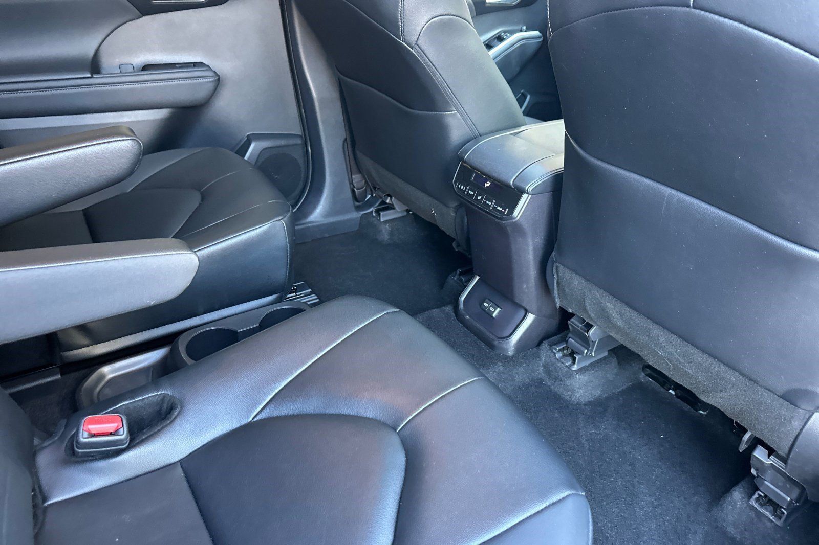 Used 2026 Toyota Highlander XLE AWD/4WD image 32