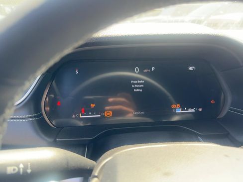 Used 2025 Jeep Grand Cherokee Altitude RWD image 16