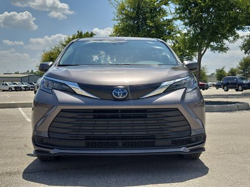 Used 2024 Toyota Sienna LE FWD image 8