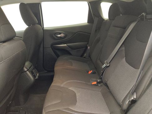 Used 2019 Jeep Cherokee Latitude w/ Popular Appearance Group image 18