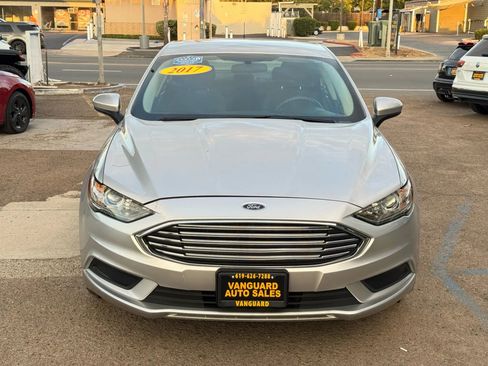Used 2017 Ford Fusion SE w/ Fusion SE Technology Package image 4