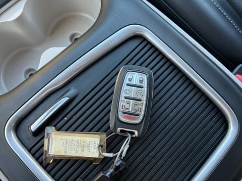 Used 2023 Chrysler Pacifica Touring-L image 21