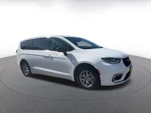 Used 2025 Chrysler Pacifica Select FWD image 2