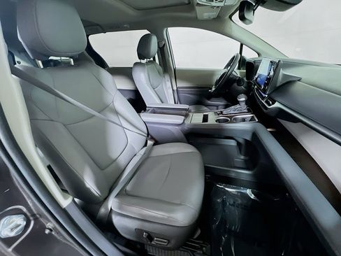 Certified 2024 Toyota Sienna XLE FWD image 26