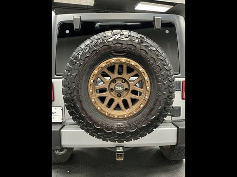Used 2017 Jeep Wrangler Unlimited Sahara w/ Connectivity Group AWD/4WD image 36