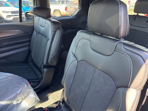 New 2025 Jeep Grand Cherokee L Laredo image 13