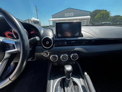 Used 2017 FIAT 124 Spider Lusso RWD image 18