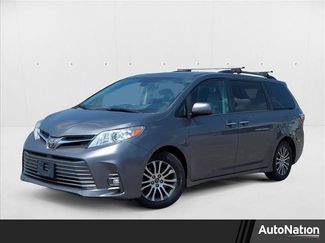 Used 2018 Toyota Sienna XLE image 1