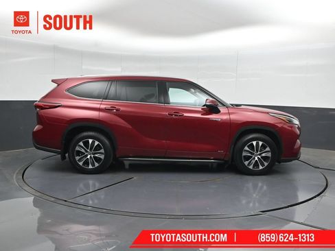 Used 2021 Toyota Highlander XLE AWD/4WD image 3