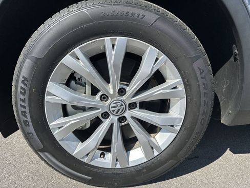 Used 2018 Volkswagen Tiguan S image 9