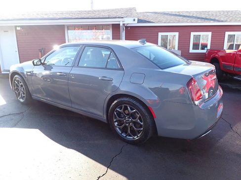 Used 2018 Chrysler 300 S w/ 300S Premium Group image 4