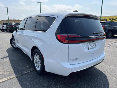 New 2026 Chrysler Pacifica Select image 8