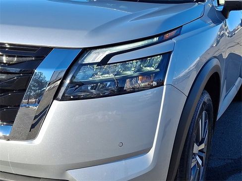 Used 2025 Nissan Pathfinder SL image 9