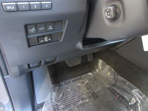 Used 2025 Lexus GX 550 w/ Accessory Package (2T) AWD/4WD image 35