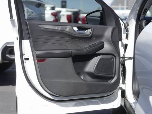 Used 2025 Ford Escape SE image 29