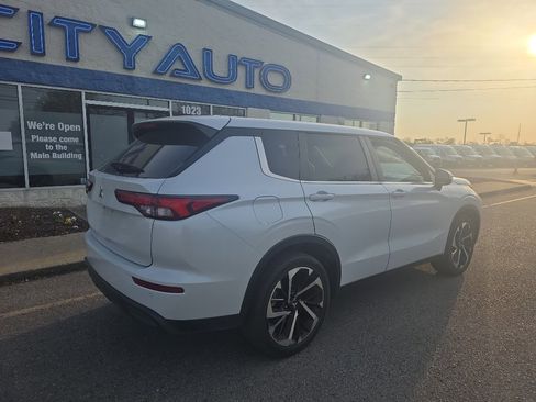 Used 2022 Mitsubishi Outlander ES image 3