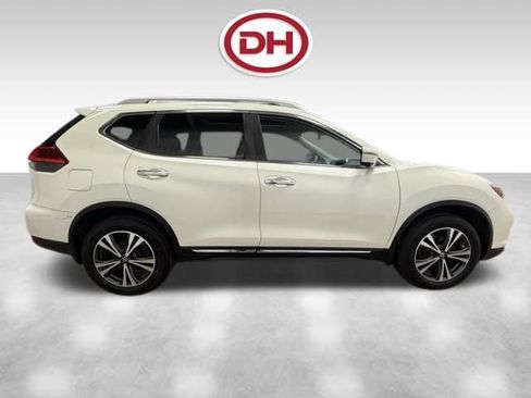 Used 2017 Nissan Rogue SL w/ SL Premium Package image 2