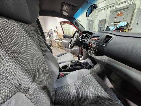 Used 2011 Toyota Tacoma 4x4 Regular Cab image 11