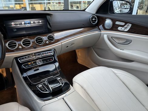 Used 2017 Mercedes-Benz E 300 image 21