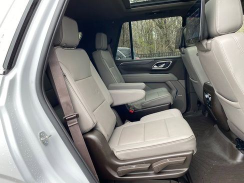 Used 2023 GMC Yukon SLT w/ SLT Premium Package image 37