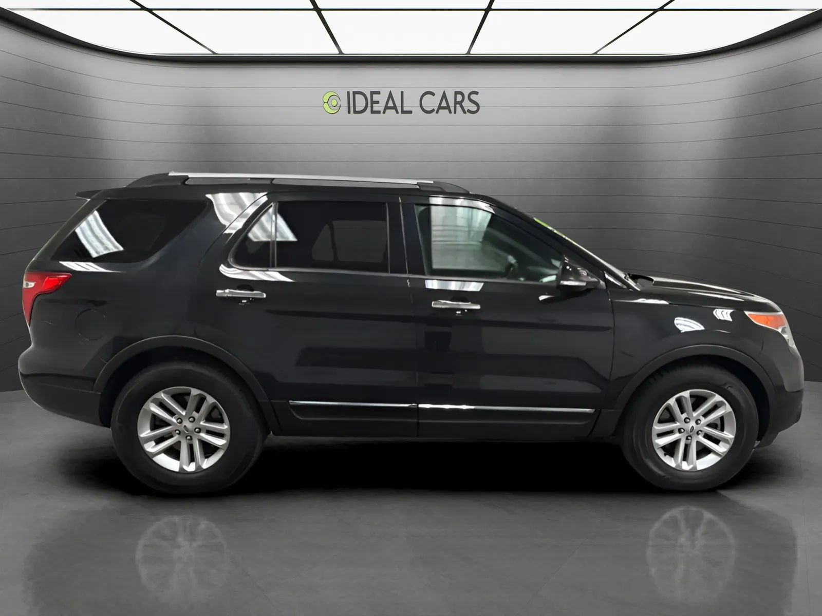 Used 2015 Ford Explorer XLT FWD image 4