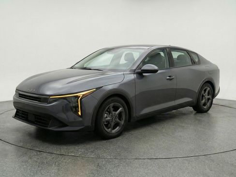 Used 2025 Kia K4 LXS image 3