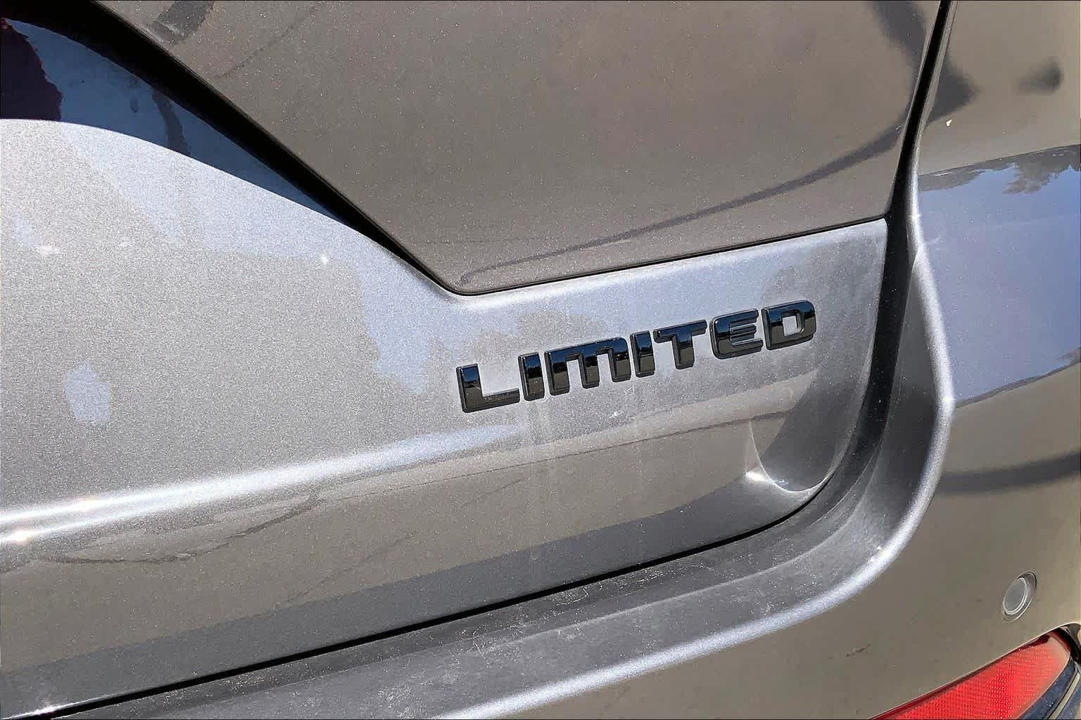 Used 2025 Jeep Grand Cherokee Limited w/ Black Appearance Package AWD/4WD image 10
