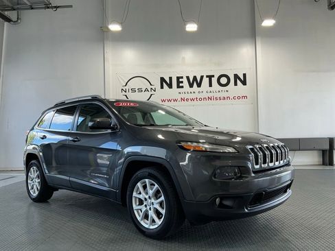 Used 2016 Jeep Cherokee Latitude w/ Comfort/Convenience Group FWD image 26