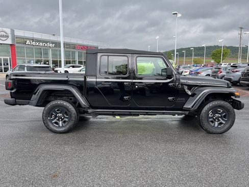 Used 2021 Jeep Gladiator Sport AWD/4WD image 2