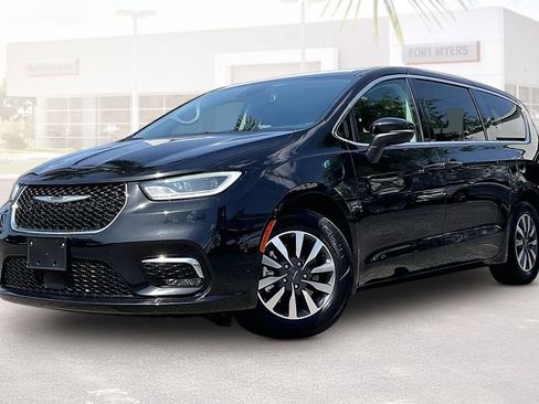 Used 2023 Chrysler Pacifica Touring-L FWD image 31