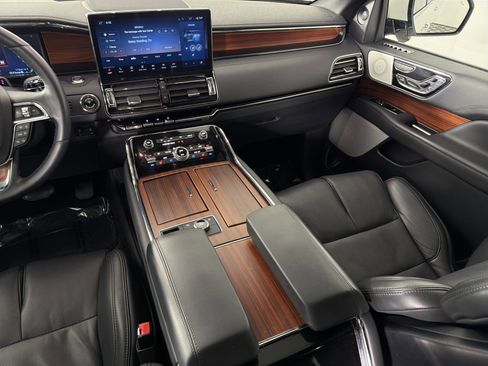Used 2024 Lincoln Navigator Reserve image 25