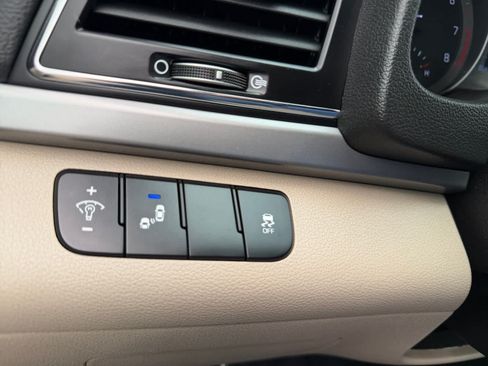 Used 2018 Hyundai Elantra Value Edition w/ Winter Weather Package FWD image 21