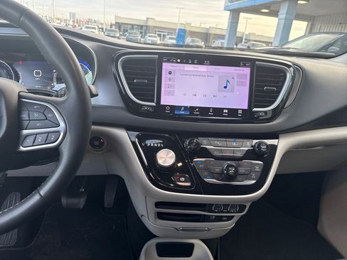 Used 2022 Chrysler Pacifica Touring-L image 19