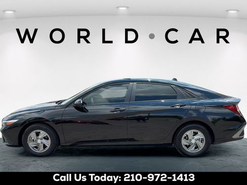 Used 2025 Hyundai Elantra SE FWD image 4
