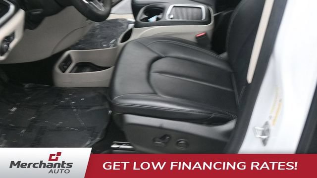 Used 2024 Chrysler Pacifica Touring-L FWD image 15