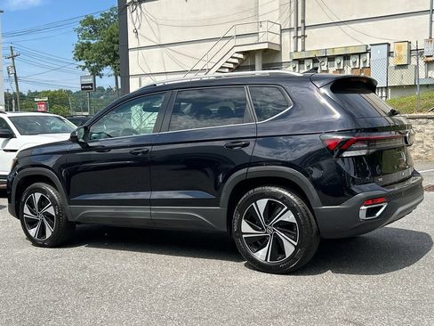 Used 2025 Volkswagen Taos SE AWD/4WD image 4
